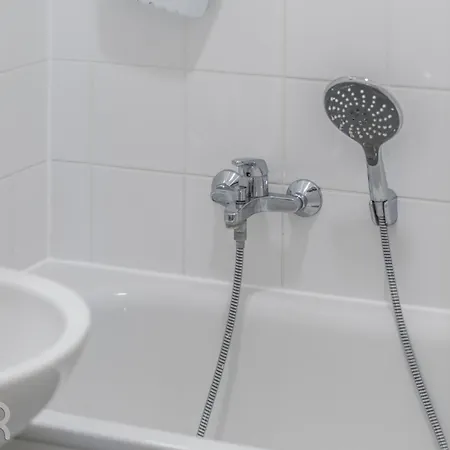 Appartement Voll Ausgestattete Mit Einzelbetten - Kueche - Wlan - Pkw-parkplatz *